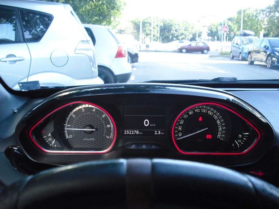 Продавам автомобил Пежо 208 GTI