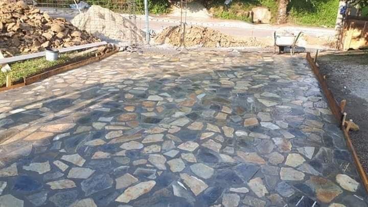 Vand și montez piatra naturala