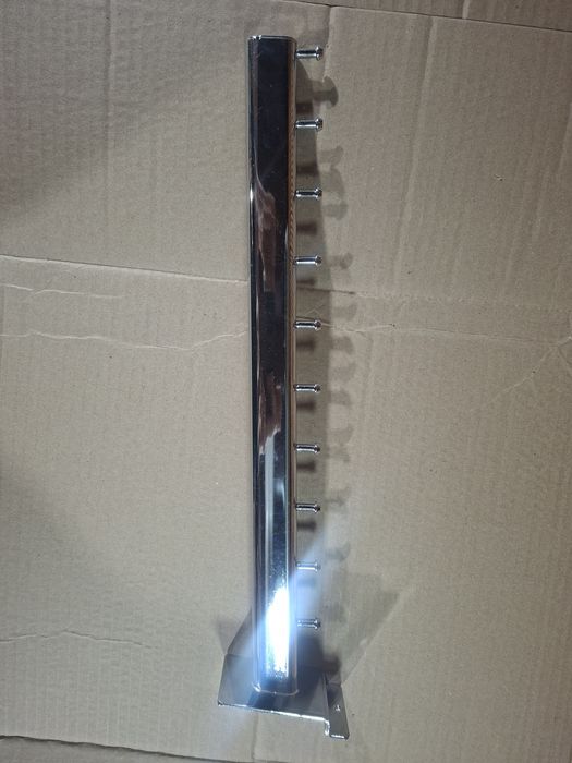 Кронштейн для вешалок-плечиков на эконом панель.