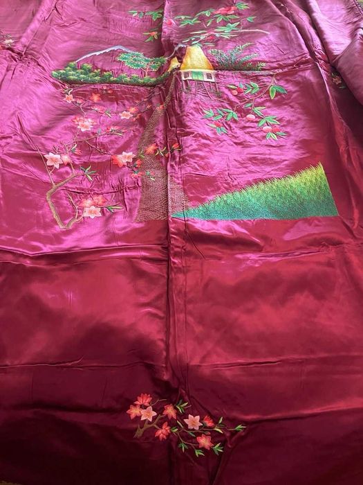 Шелковый комплект с вышивкой (покрывало и две наволочки),  новый