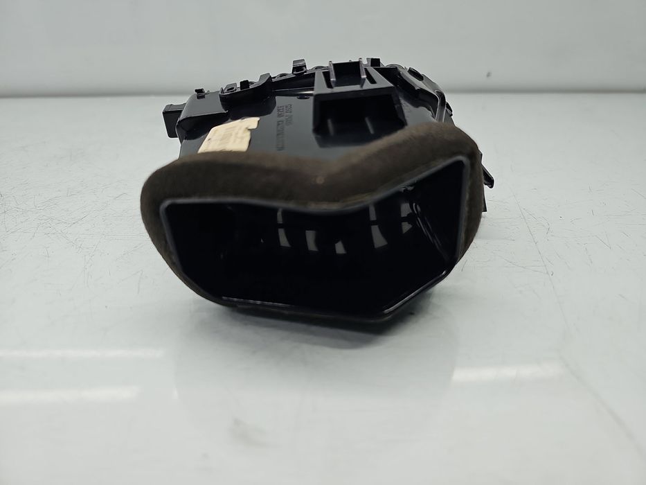 Grila aerisire centrala dreapta Nissan Juke [Fabr 2010-prezent] 68750-