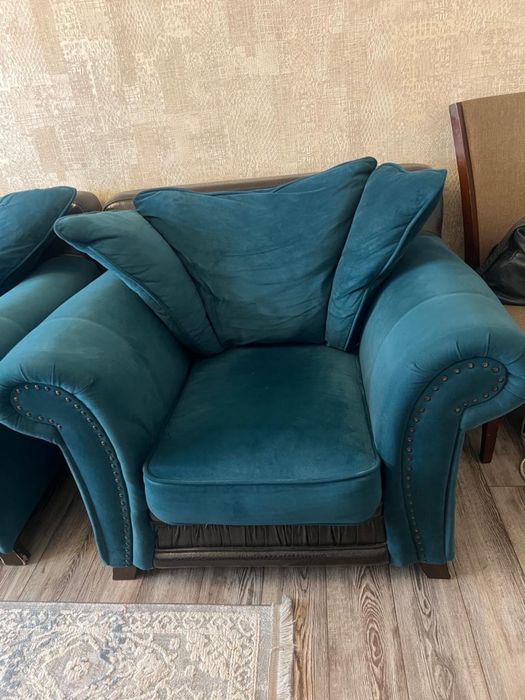 диван и кресло в зеленом цвете