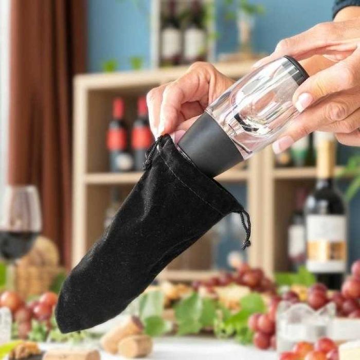 Set decantare include aerator de vin cu filtru stand si husa transport