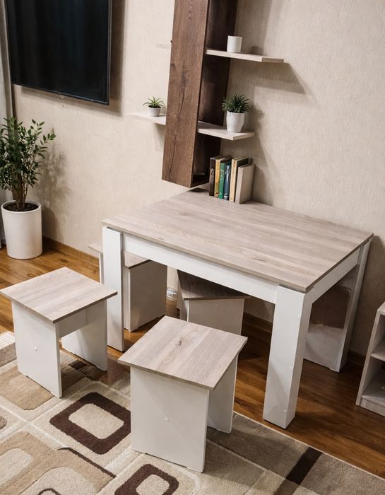 Стол с табуретками