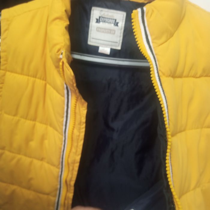 Продам фирменную жилетку на осень очень теплая и стильная. 4-5лет