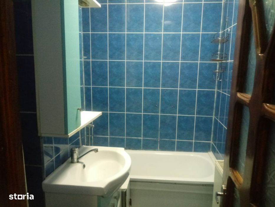 Ofer spre închiriere garsoniera Mioveni mobilata și utilata,etaj 1