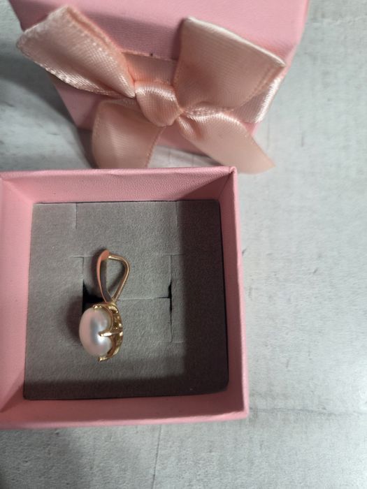 Золотая подвеска с жемчугом