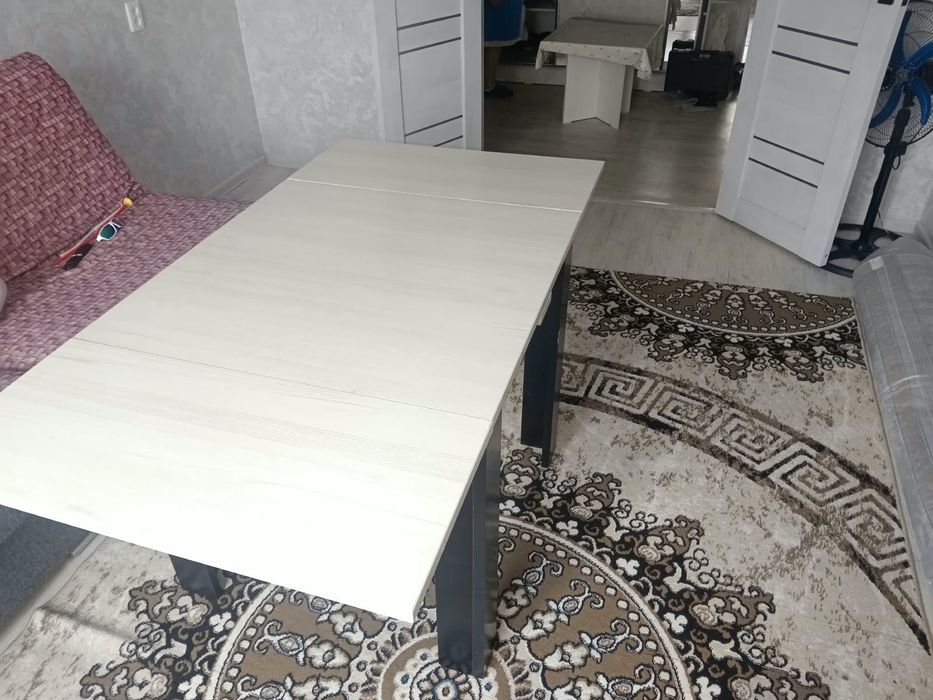 Продам стол раздвижной очень крепкий