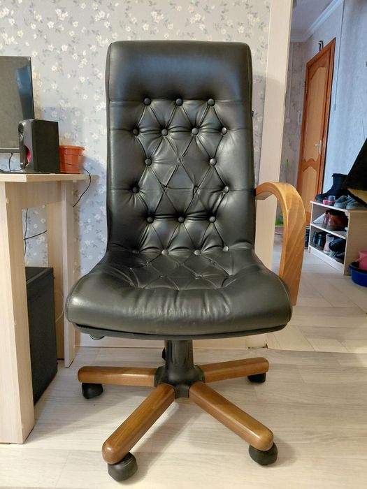 Кожаное компьютерное кресло