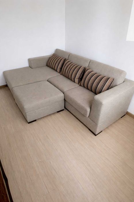 Colțar modern extensibil cu taburet, foarte comod 1700 lei