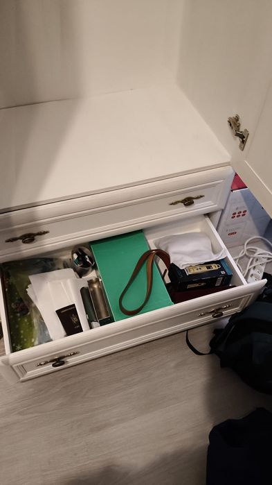 Dulap, alb, cu două uși și sertare