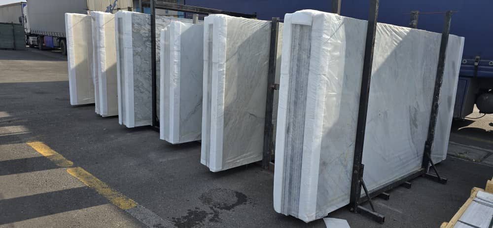 Мрамор белый в плитках, слэбах