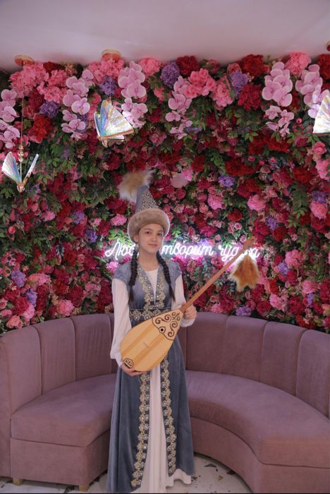 Ұлттық нақыштағы кәжеки сәукелесімен