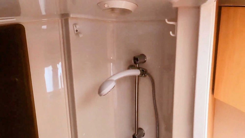 Продавам пет местна каравана „Sterling Eccles Sapphire“ 2010г. с МОТОРМУВЪР И ФОРСЕЛТ!