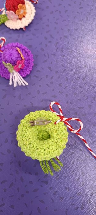 martisor palariuta lucrat crosetat manual brosa pret pe buc