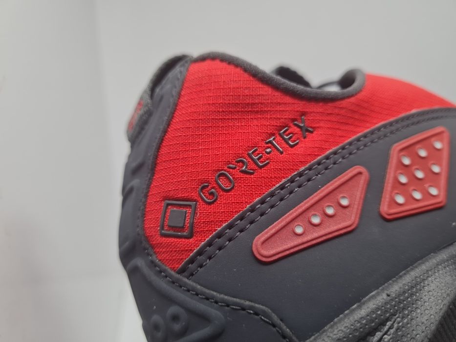 Маратонки Nike Air Max SNDR Gore tex 

Чисто нови с кутия.

Размер 36.5 стелка 23 см.
Размер 37.5 стелка 23.5 см.

Цена 65 евро.