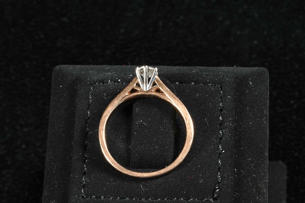 Златен Пръстен 750 (18к) с 13 диаманта, централен 0.30 кт F/G VS2, 54