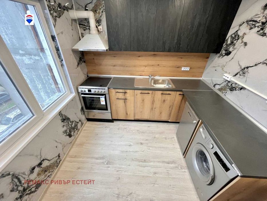 Продава се Тристаен апартамент в Русе, Родина 3 - 92 кв.м за 720 €/кв.м - Снимка #1