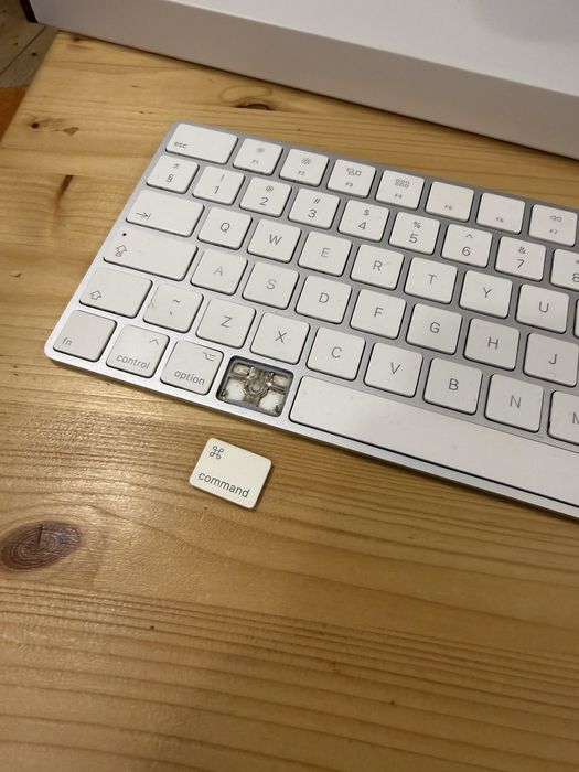 Apple Magic Keyboard (fără numpad) – defect tastă CMD, pentru reparație
