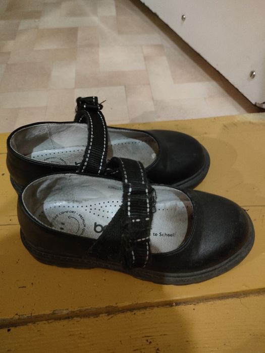 Продам детские туфли школьные