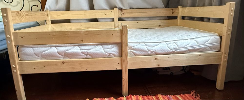 Кровать детская деревянная