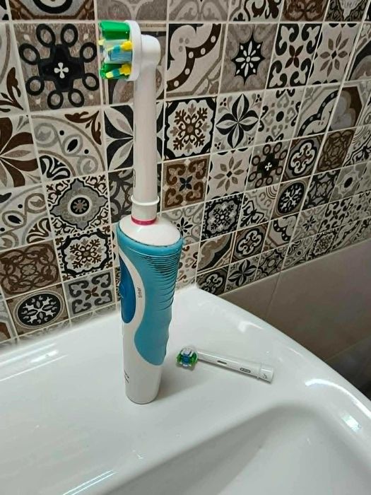 Електрическа четка за зъби Oral-B Professional Care