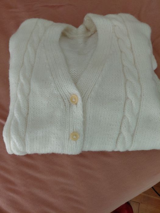 Бяла ръчно плетена жилетка