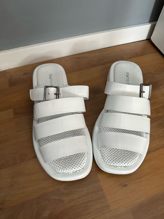 Женские сандалии