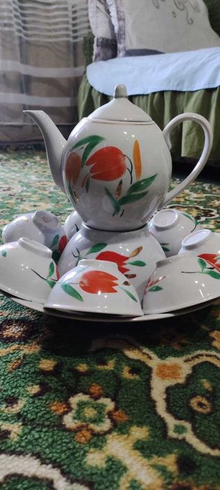 Чайный сервиз. Красивый комплект из чайника , пиал , лягана и косы .
