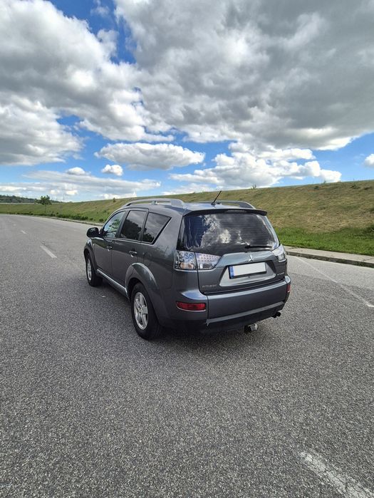Mitsubishi Outlander 2.0 TDI-140 CP 4x4 decuplabil la buton