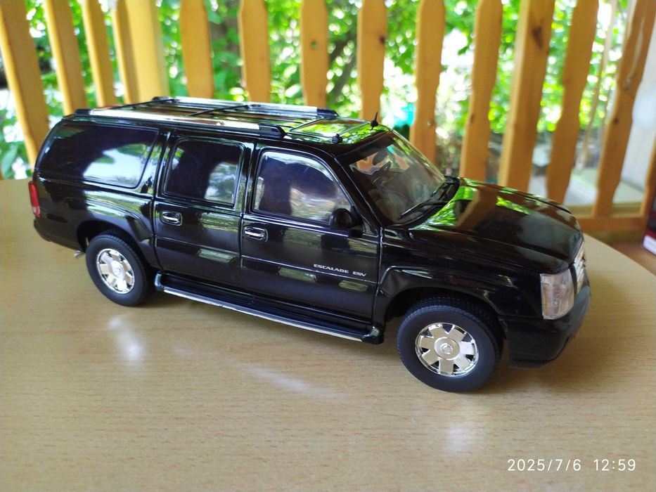 1 : 18 Метален модел на Cadillac Escalade ESV 2003, Ricko
