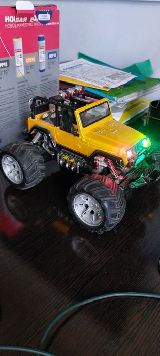 Машина джип на радиоуправлении