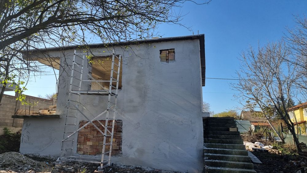 Продавам дворно място 558кв.м. с тухлена къща на 2 етажа