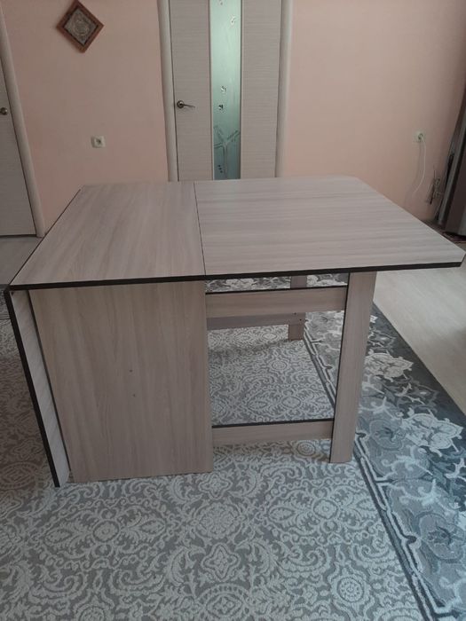 Стол книжка в отличном снстрянии