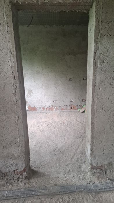 Vand casa in zona todireni centru langa primarie .este facut nou apa trasa ,curent tras, casa are 3 camere 2 bai bucatarie +living ..casa are si beci