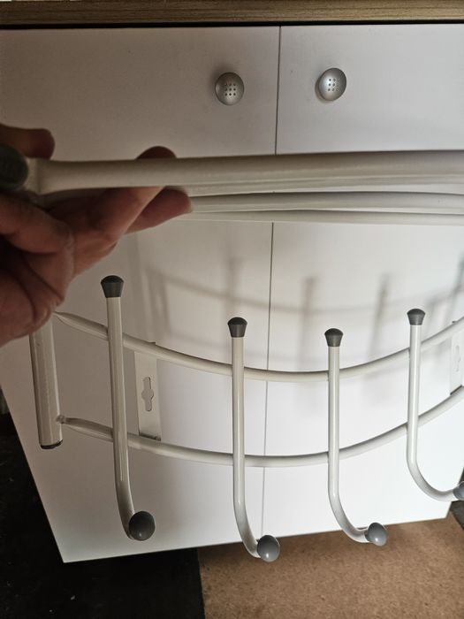 Продам Вешалку белую