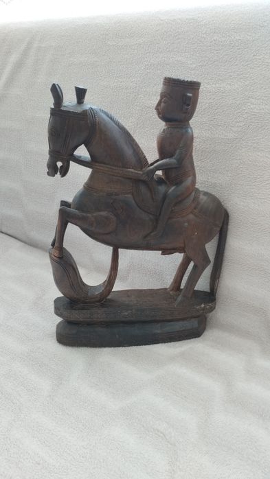 Дървена фигурка кон