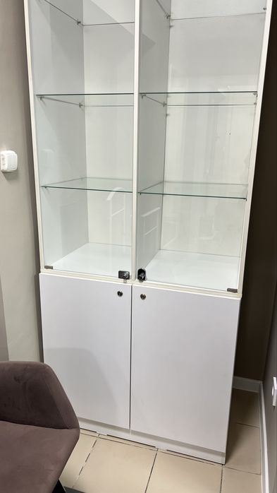 Шкаф со стеклянными дверцами