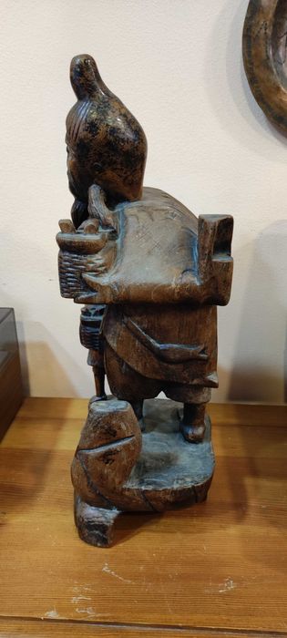 Красива ръчно изработена фигурка от старо дърво