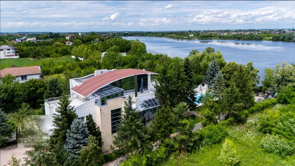 Vând 60% din vilă cu deschidere la lac în Buftea 1250 mp construiți