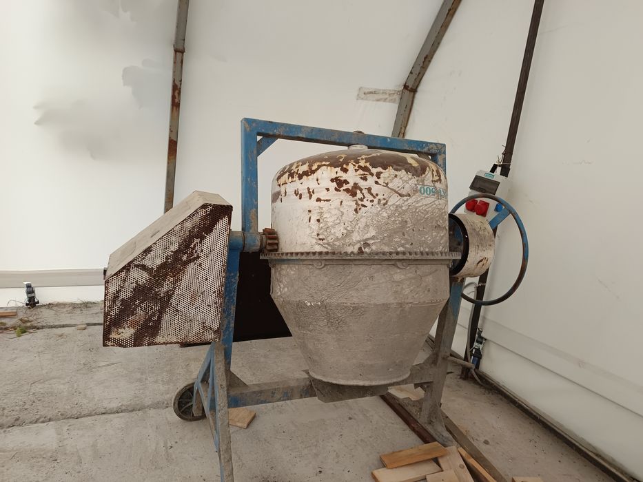 Vînd betonieră de 250 l