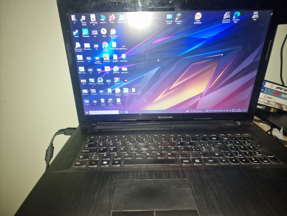 Laptop în stare bună vine cu încărcător