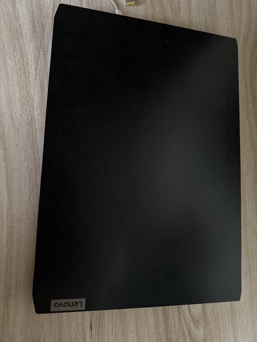 Ноутбук Lenovo со всеми вещами.