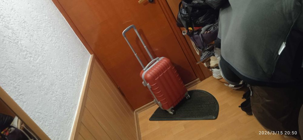 Чемодан на 4-х колесах S (подходит для ручной кл.) пластик