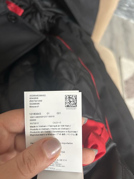 Geaca H u g o B o s s, noua ,marime 48 ,M