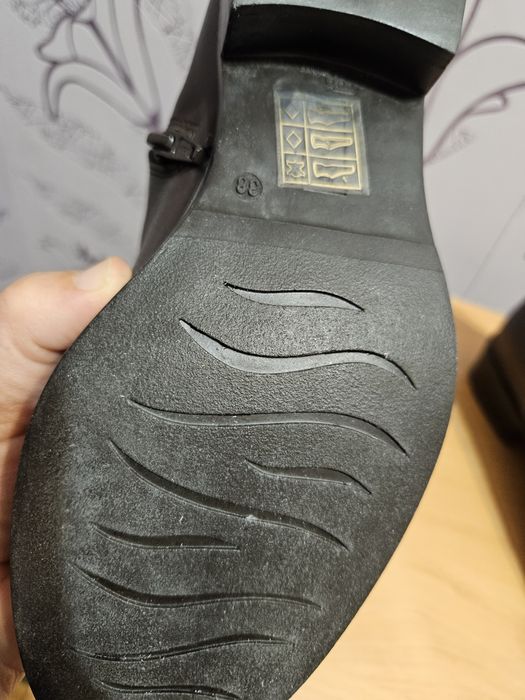 Дамски зимни боти почти не носени като нови са номер 38 ! Цена 50 лв!