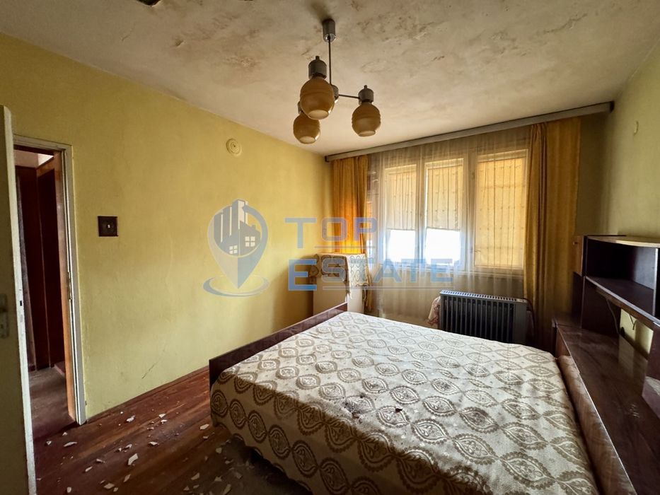 Многостаен тухлен апартамент с гараж в град Полски Тръмбеш, област Ве