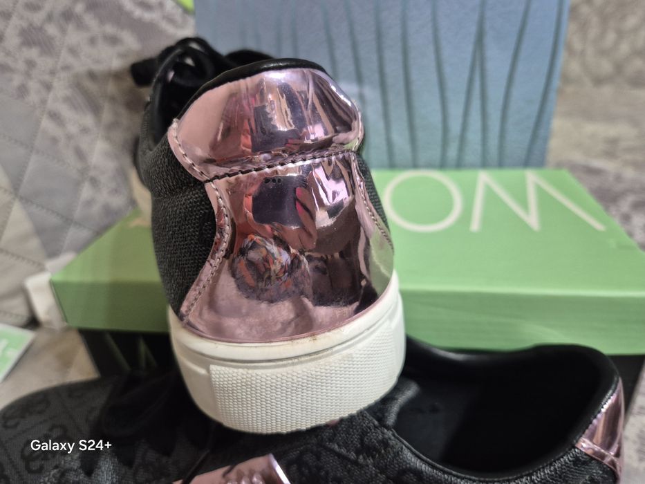 Кецове GUESS с релефно лого