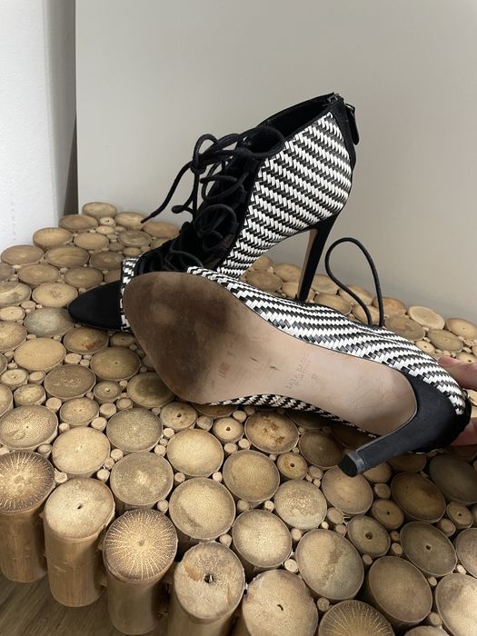 Pantofi decupati in fata cu snururi