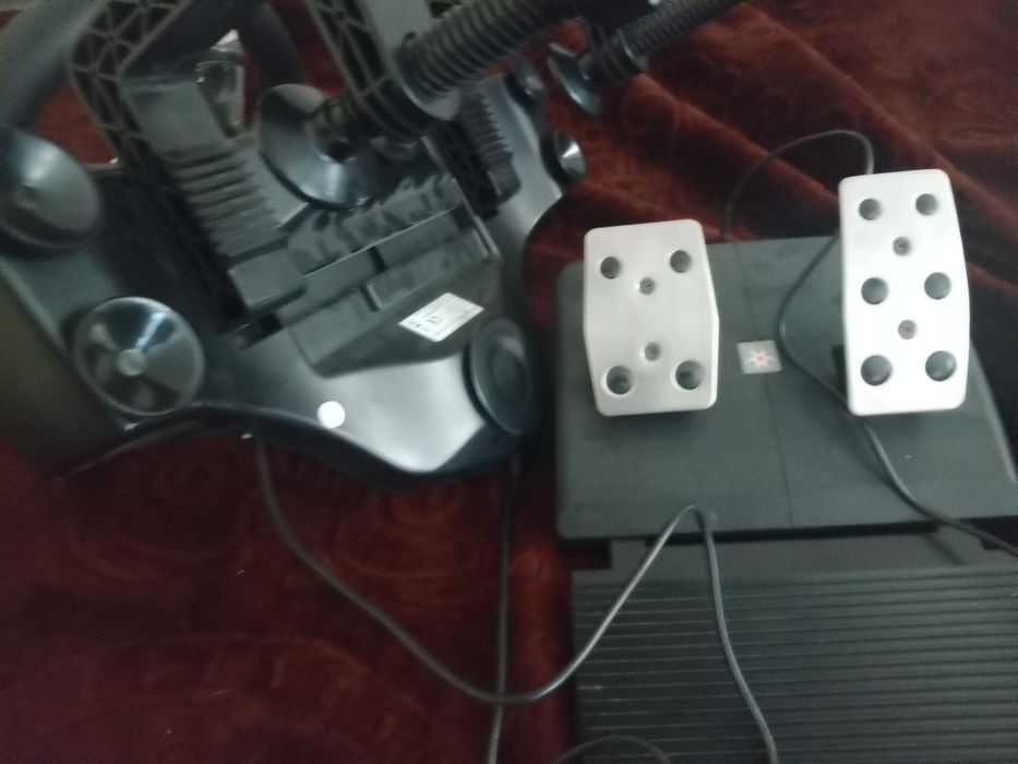 Volan de geming cu pedale schimbător